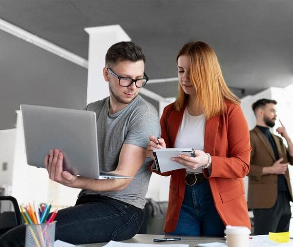 Equipe especializada da Revenda Red Hat implementando soluções open source.